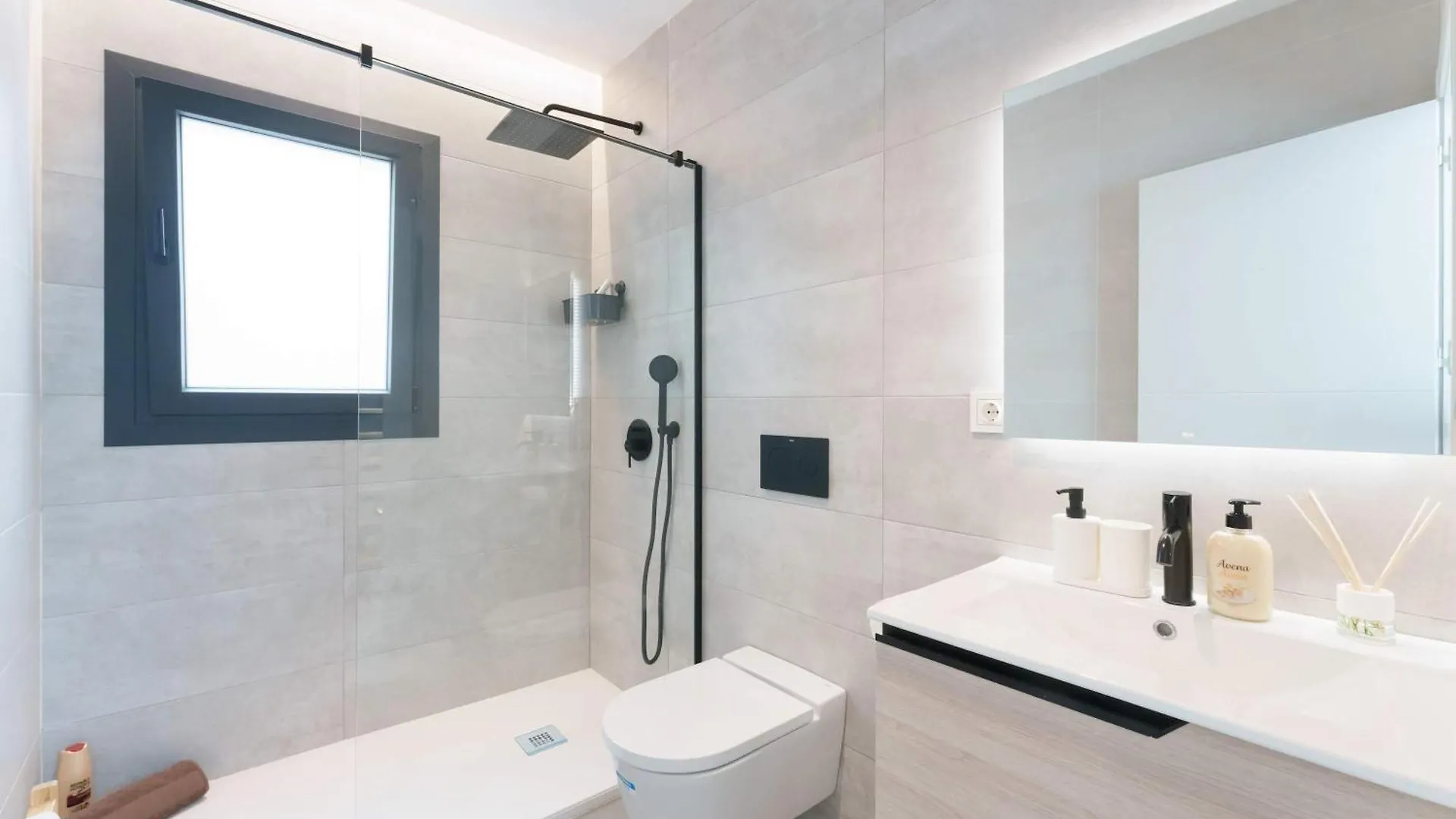 Stylish 3Bd With Rooftop Jacuzzi - Las Artes Málaga 0*,  Spagna